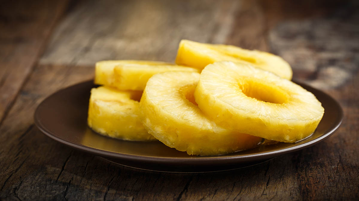 Stockfoto - Fresh, sliced pineapples