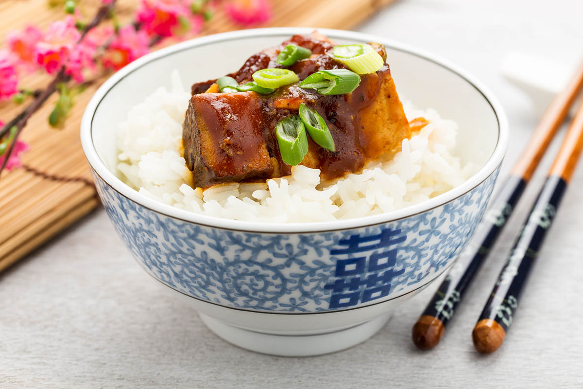 Stockfoto - Smoked bbq tofu with rice