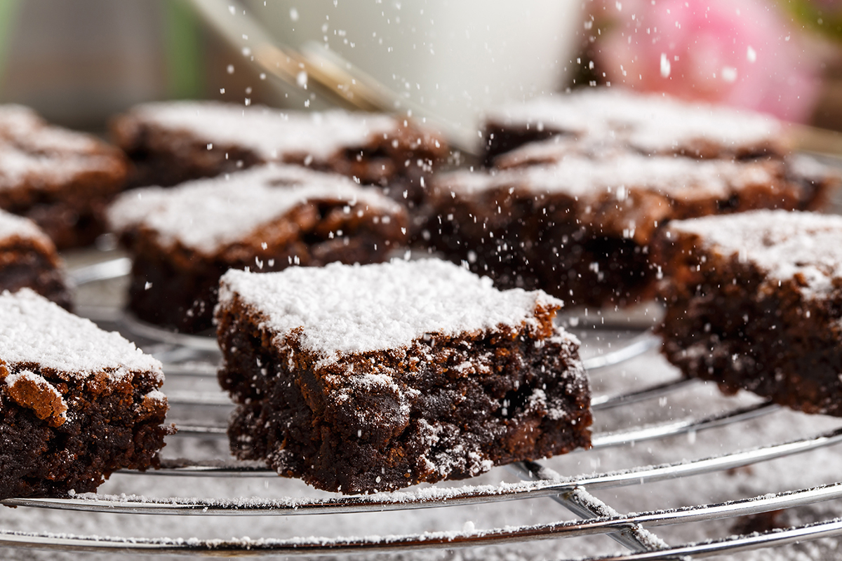 Stockfoto - Brownies with icing sugar