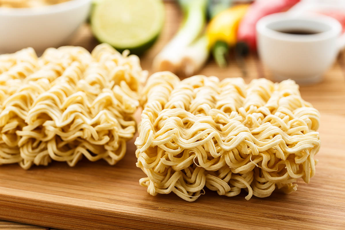 Stockfoto - Instant noodles on a wooden board