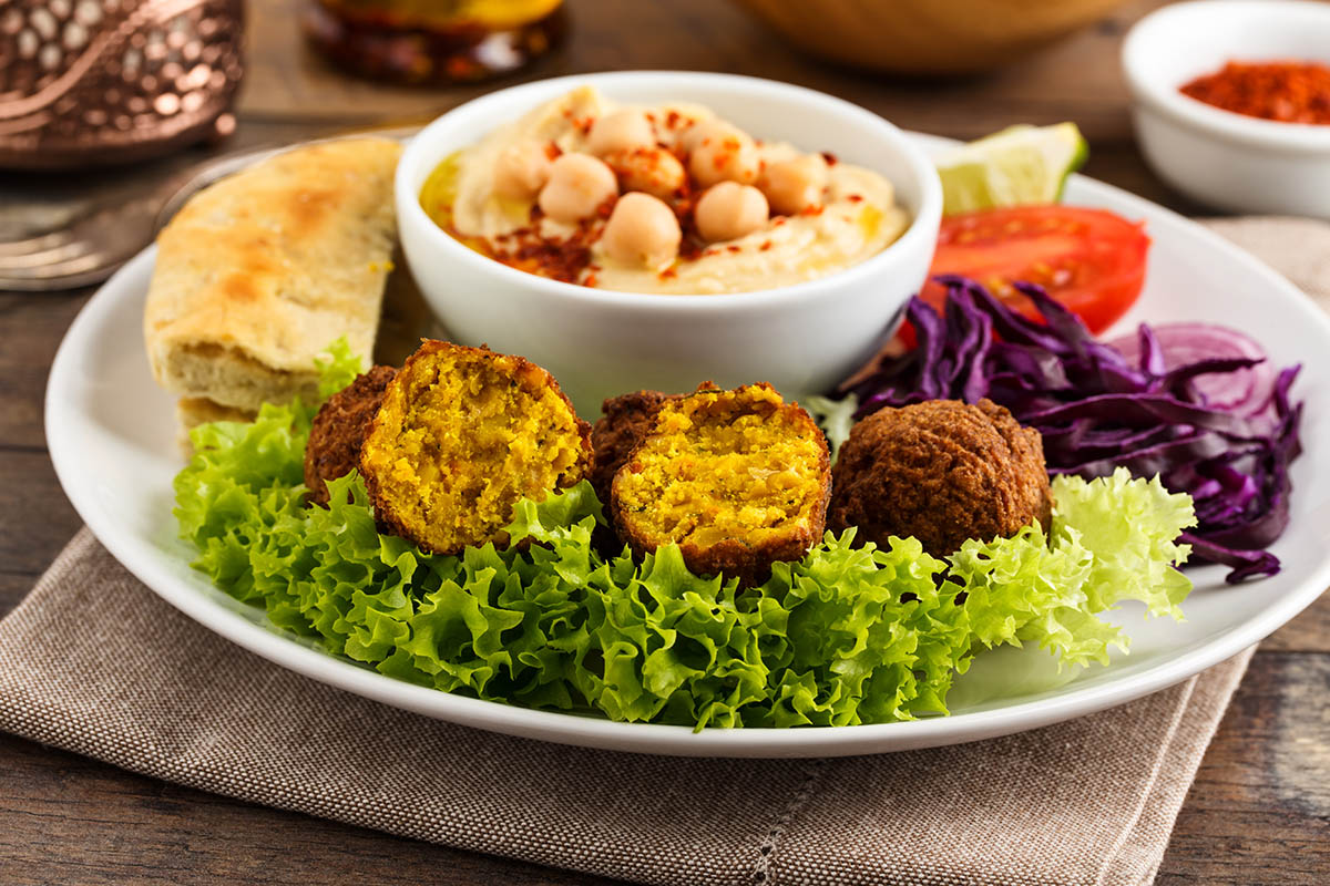 Stockfoto - Falafel on a bed of lettuce