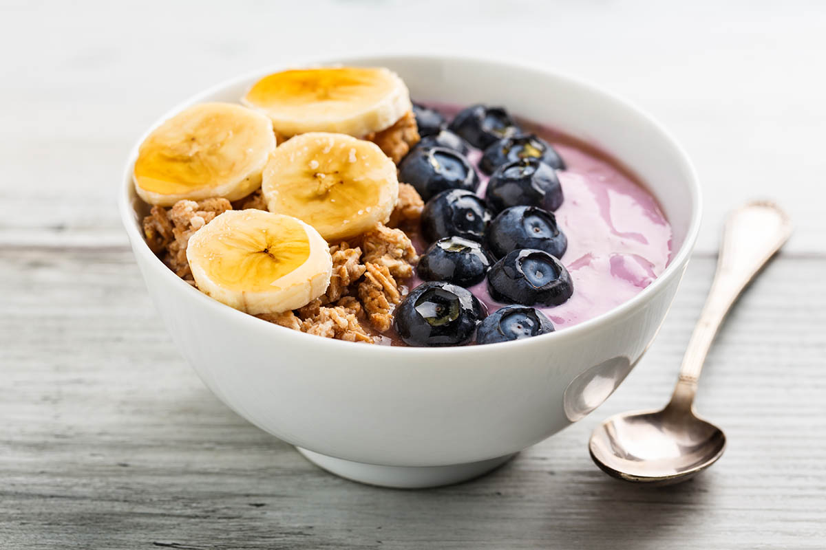 Stockfoto - Cereals with blueberries, bananas and yoghurt