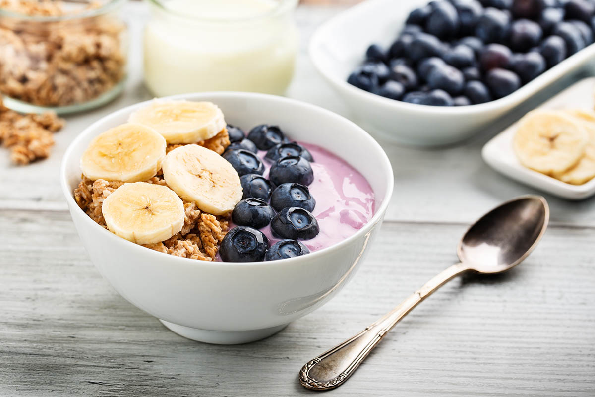 Stockfoto - Cereals with blueberries, bananas and yoghurt