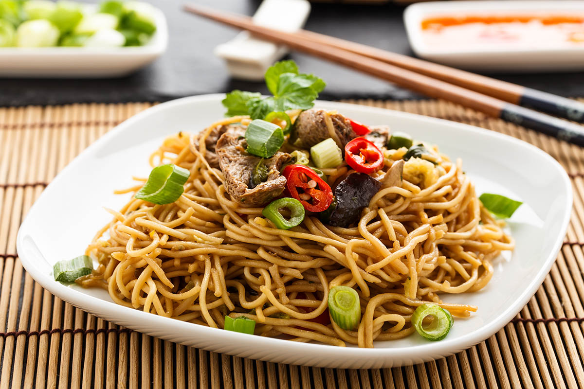 Stockfoto - Lo mein - fried noodles with veggie, mushrooms and soy meat