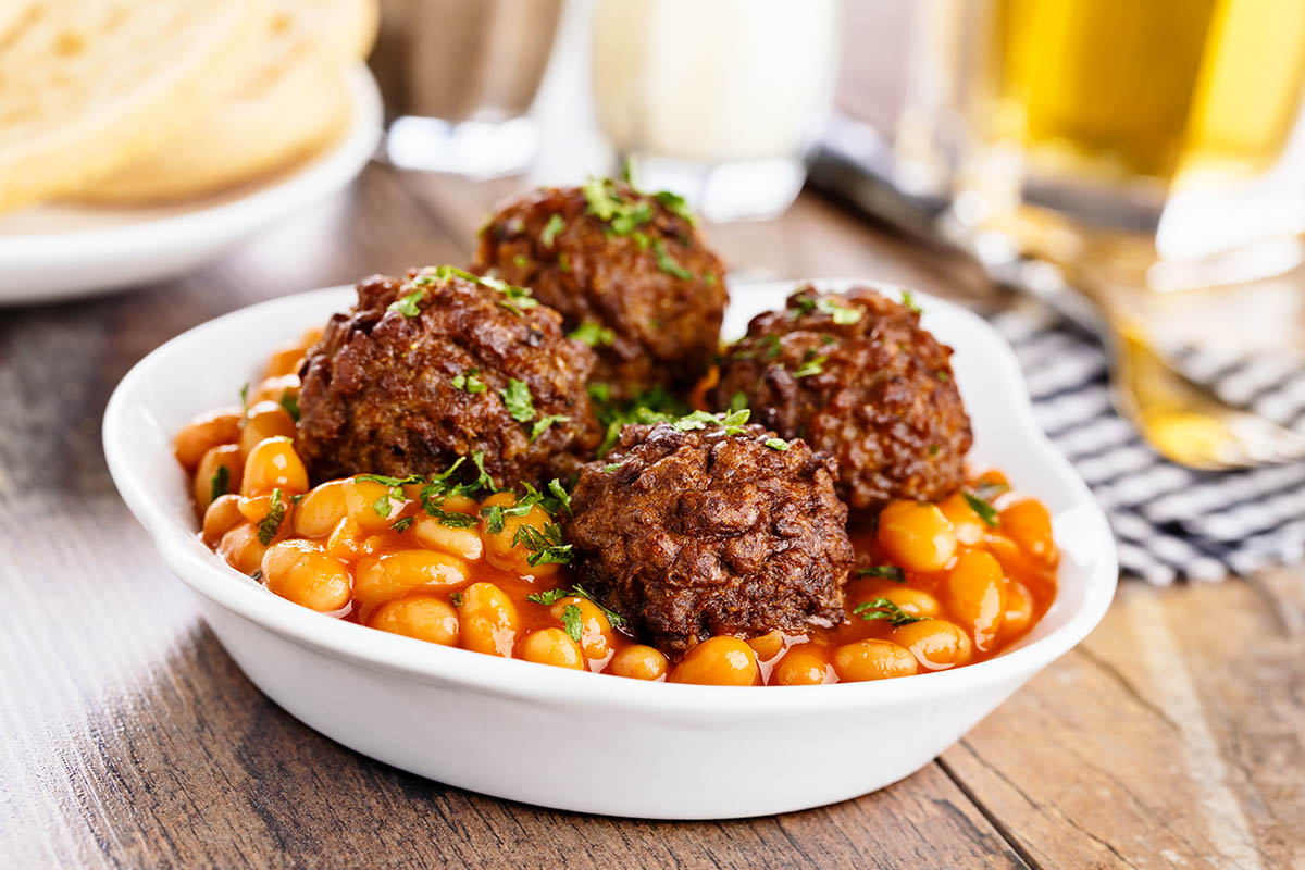 Stockfoto - hearty meatballs with baked beans