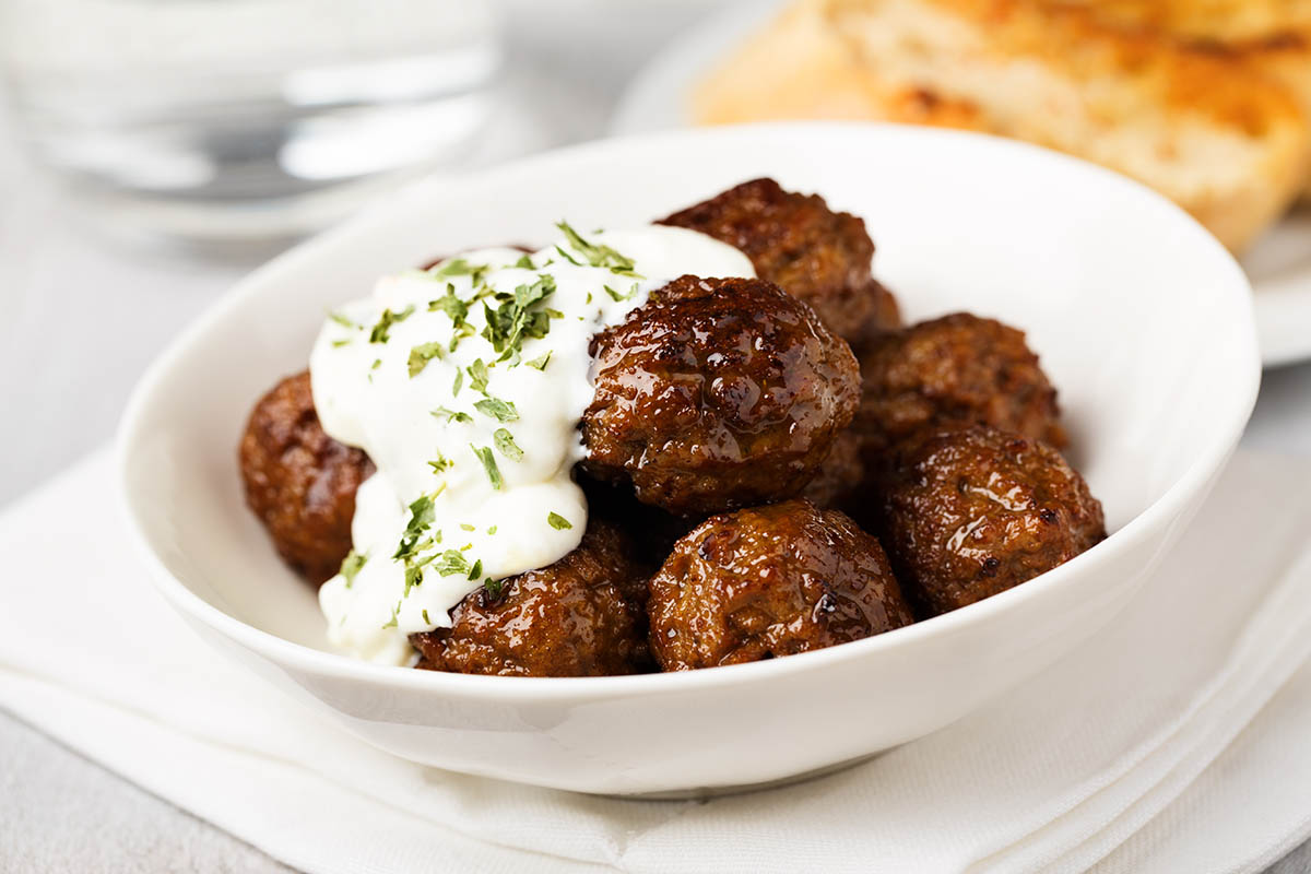 Stockfoto - Meatballs and garlic sauce