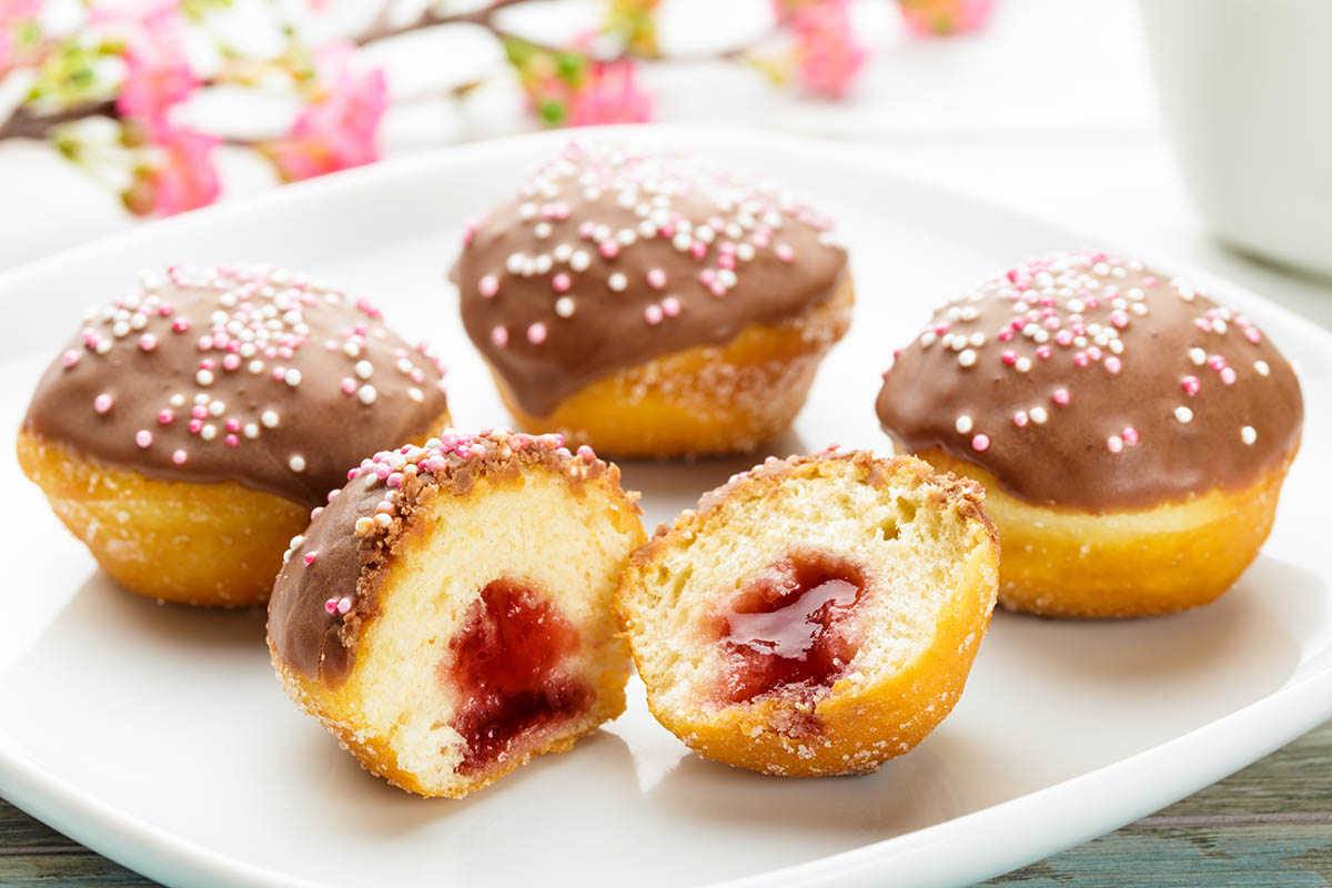Stockfoto - Donut hole with chocolate and jam