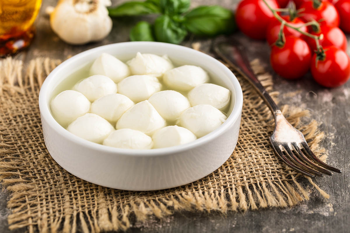 Stockfoto - Mozzarella balls in a bowl