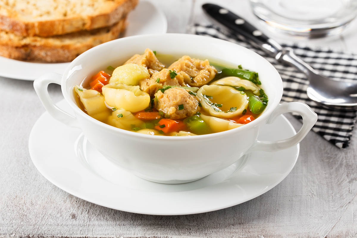 Stockfoto - Vegan noodle soup with veggies and soy meat
