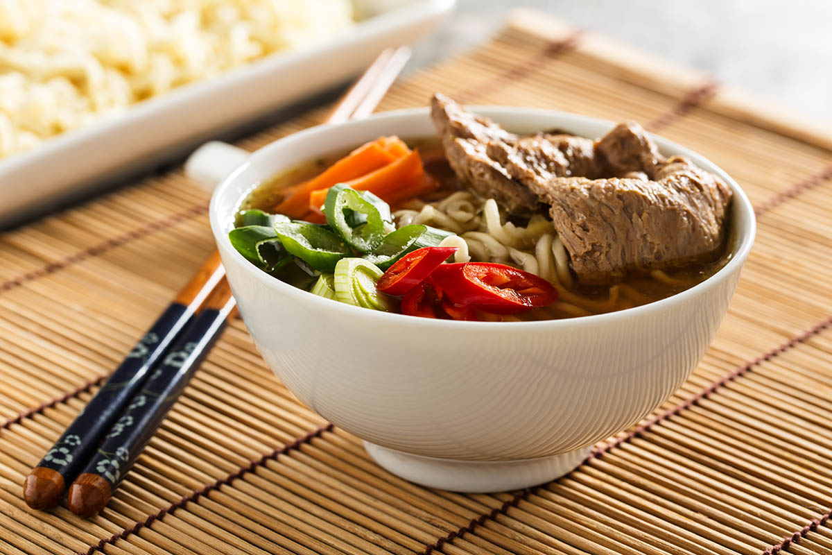 Stockfoto - Japanse ramen noodle sound with veggies and soy meat