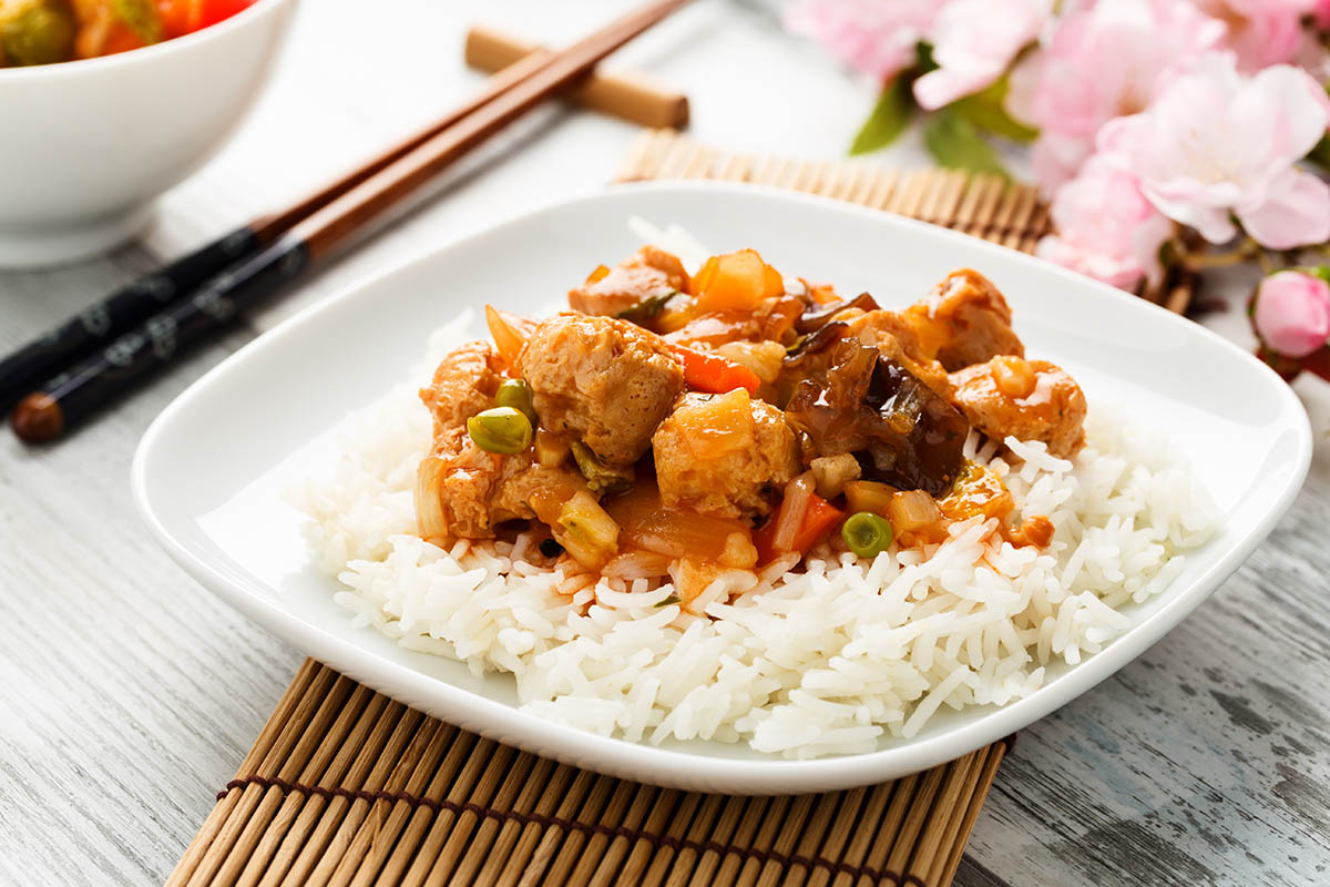 Stockfoto - Rice with sweet and sour veggies and soy meat