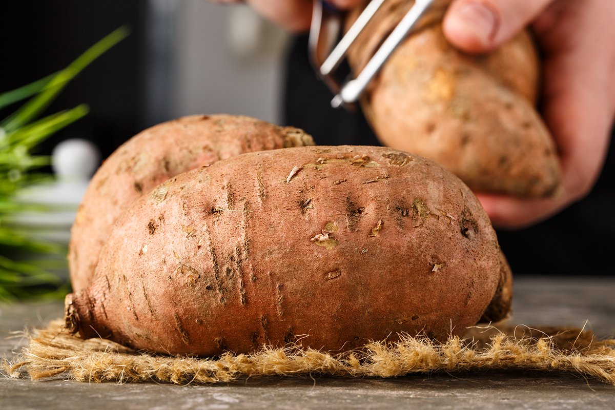 Stockfoto - Sweet potatoes on a wooden board