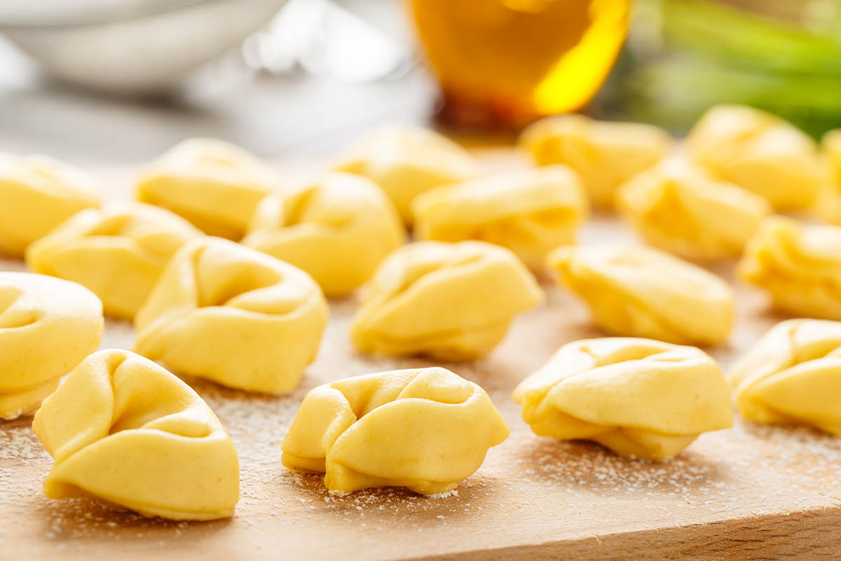Stockfoto - Uncooked tortellini with cheese filling