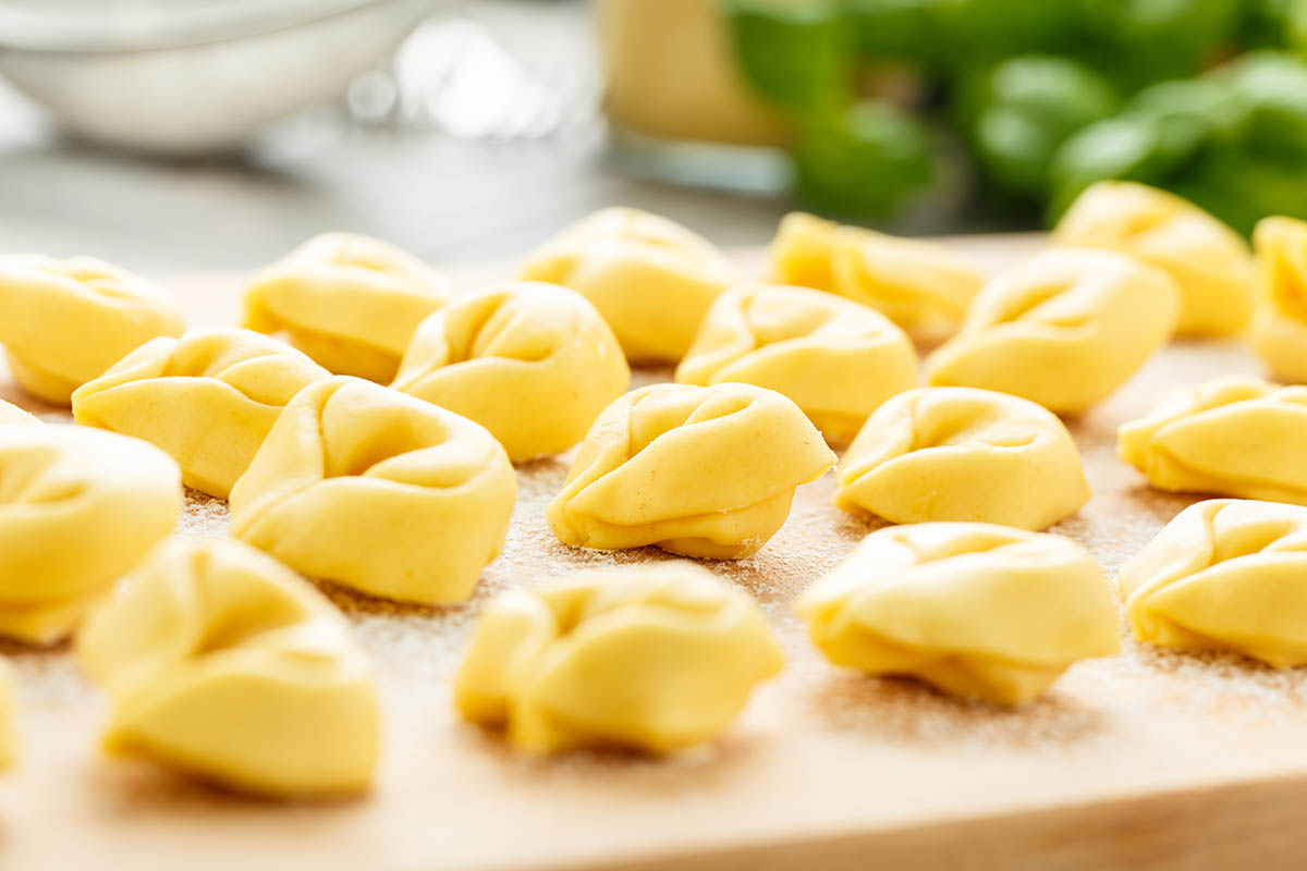 Stockfoto - Uncooked tortellini with cheese filling