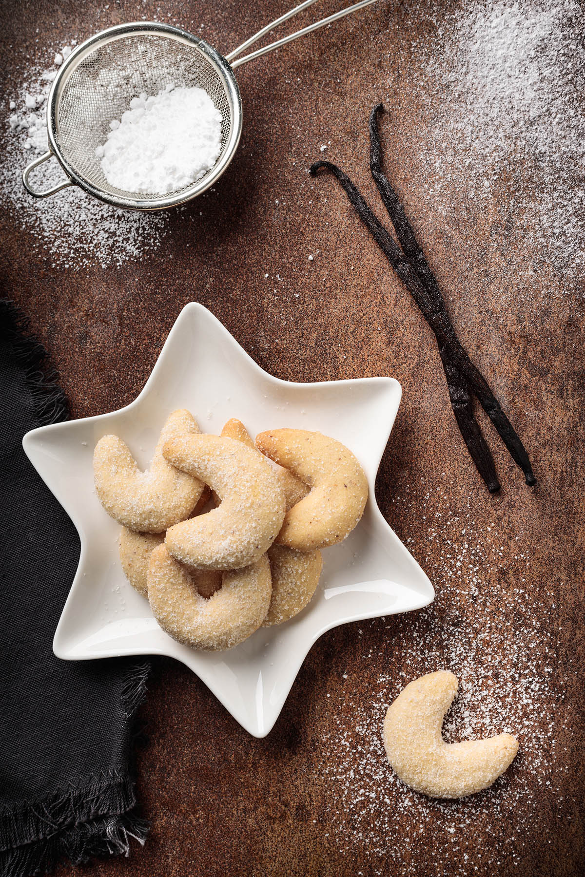 Stockfoto - Vanilla crescents cookies on a plate