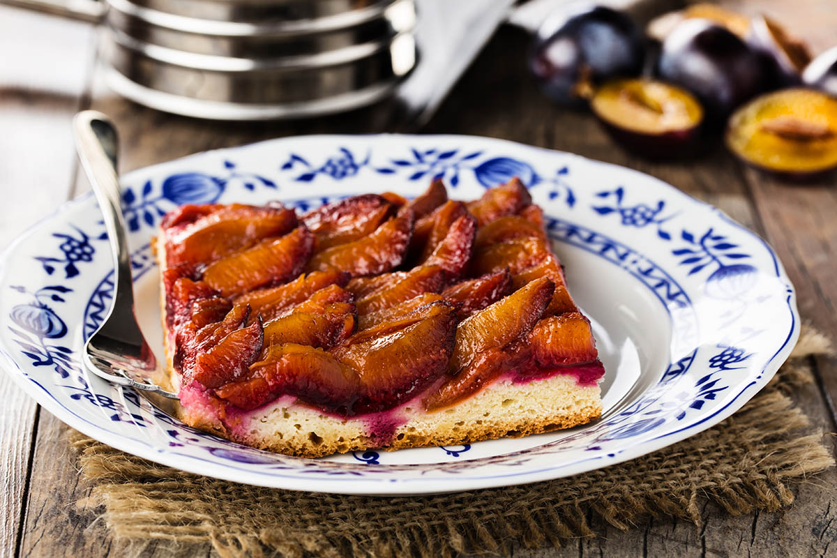 Stockfoto - Fresh baked plum cake